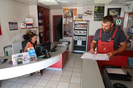 Femme fabriquant une carte grise sur ordinateur