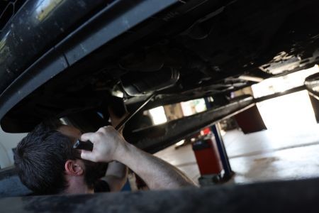 Homme en train de faire un contrôle technique