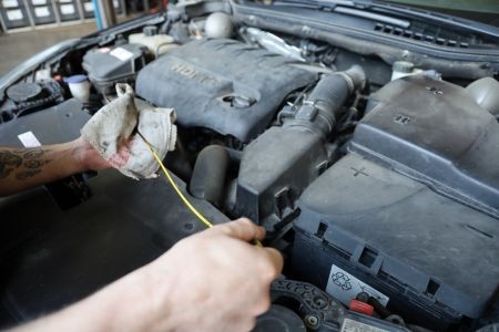 Homme en train de réparer une voiture